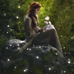 Девушка с белым цветком сидит на фоне мерцающего леса, аватарка анимированная 150×150px