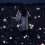 Девушка в ночном поле среди мерцающих светлячков, фэнтези аватарка анимированная 150×150px
