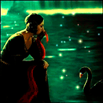 Девушка разговаривает с черным лебедем, фэнтези аватарка анимированная 150×150px