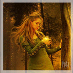 Рыжеволосая девушка в лесу смотрит на сверкающий огонек, фэнтези аватарка анимированная 150×150px