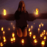 Девушка колдует в огненном круге свечей, фэнтези аватарка анимированная 150×150px