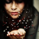 Девушка брюнетка играет со снежинками, аватарка анимированная 150×150px