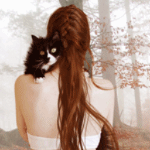 Девушка шатенка в белом платье с кошкой, туманный лес; аватарка анимированная 150×150px