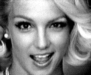 Девушка блондинка улыбается и старательно подмигивает; видео аватарка 91×75 px