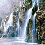 Водопад среди скал в окружении леса; аватарка 150×150px