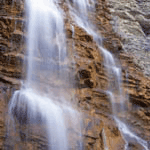 Водопад среди скал дикой природы; аватарка 150×150px