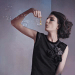 Выдувание мыльных пузырей, юзерпик для типических девушек брюнеток; аватарка анимированная 150×150px