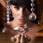 Милая брюнетка с крупным бриллиантом в руках; анимированная аватарка 150×150px