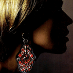 Профиль блондинки с большой серьгой, украшенной красными камнями; анимированная аватарка 150×150px