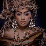 Смуглая красотка с множеством ярких украшений; анимированная аватарка 150×150px