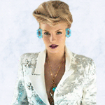 Яркая гламурная блондинка в белом костюме; анимированная аватарка 150×150px