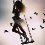 Гламурный юзерпик девушка на качелях на фоне летящих бабочек; анимированная аватарка 150×150px