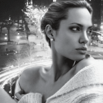 Анжелина Джоли на фоне вечернего города; анимированная аватарка 150×150px